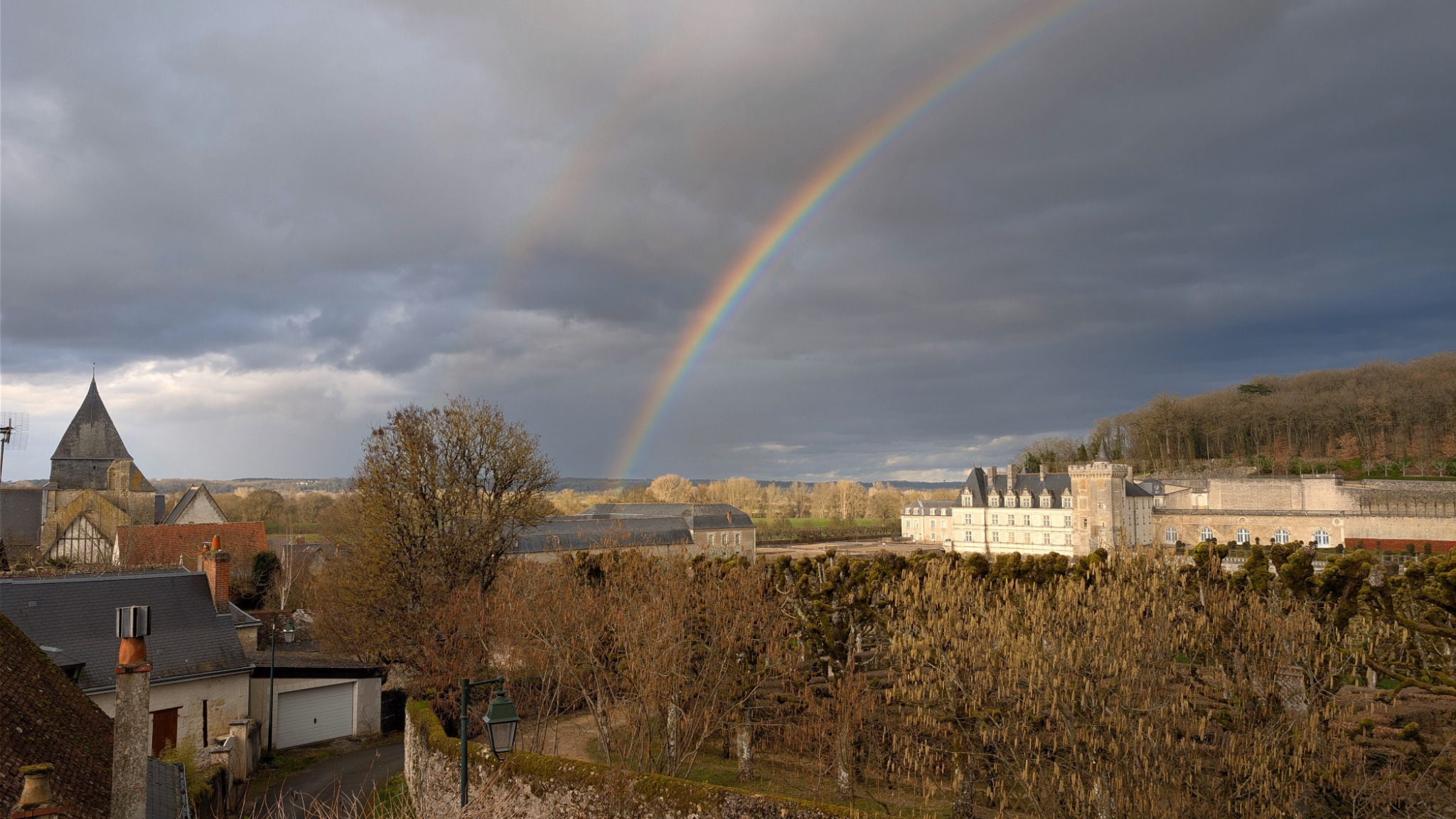 Le château et le village de Villandry sous un arc-en-ciel